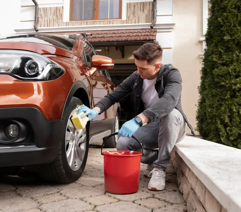 Lavage auto à domicile Saint-Martin-d'Arrossa : professionnel intervenant sur un véhicule